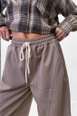pantalone modello balloon sporty